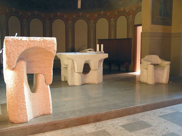 Presbiterio, ambone, altare e sede in Giallo Istria
