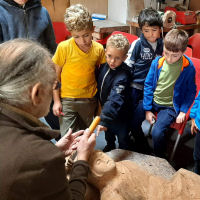 Bambini osservano una dimostrazione di scultura di Sandro Leonardi