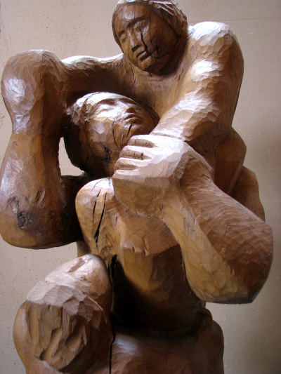 Profughi, scultura in legno di olmo